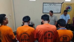Polres Bangkalan Grebek Rumah Diduga Tempat Peredaran Sabu, Enam Orang Diamankan.