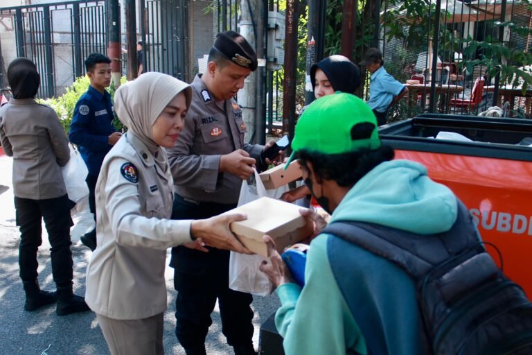 Jumat Berkah, Bidhumas Polda Jatim Berbagi Ratusan Nasi Kotak Gratis.