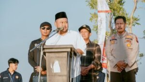 Desa Gredek : Perlombaan Dayung Kategori Umum Perahu Naga sebagai pembuka ajang Piala Bupati Gresik.