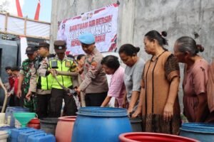 Polres Lumajang Kerahkan Water Cannon Droping Air Bersih untuk Warga.