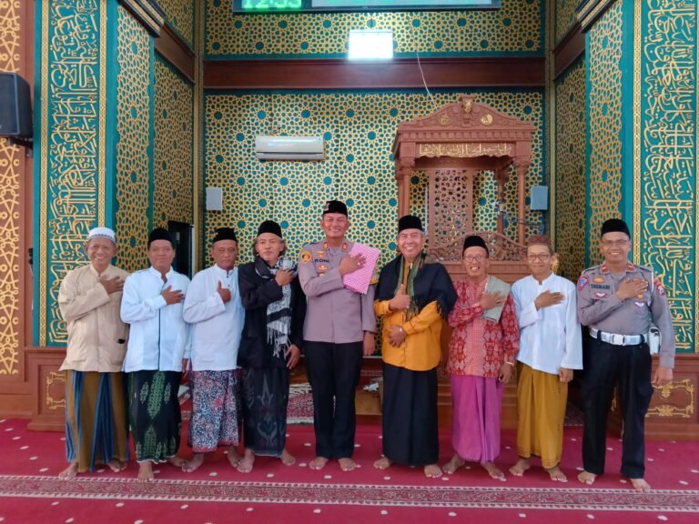 Safari Jum’at dan Himbauan Kamtibmas Kapolsek Menganti