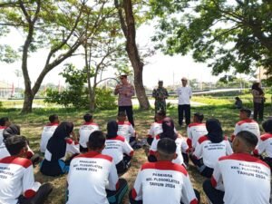 Kapolsek Plosoklaten Cek Kesiapan dan Beri Motivasi Paskibraka Upacara HUT RI.