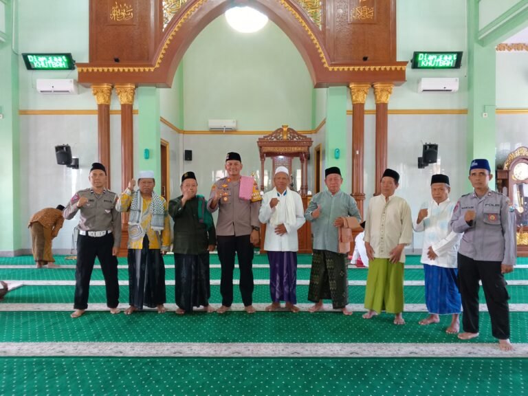 KEGIATAN SAFARI JUM’AT DAN HIMBAUAN KAMTIBMAS KAPOLSEK MENGANTI GRESIK