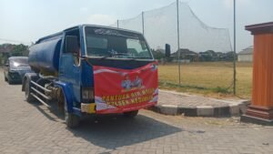 Bantuan air bersih Kapolsek Kedamean kepada masyarakat Desa Glindah, Kecamatan Kedamean, Kabupaten Gresik disambut warga dengan Antusias.