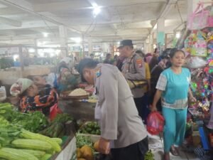 Polres Sampang Sambangi Pasar Tradisional Antisipasi Peredaran Uang Palsu.