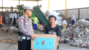 Satlantas Polres Gresik Gelar Rangkaian Bakti Sosial Menyambut HUT Lalu Lintas Bhayangkara ke-69.