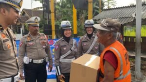Peringati Hari Lalu Lintas Bhayangkara, Polres Kota Blitar Berbagi Bantuan Sosial.