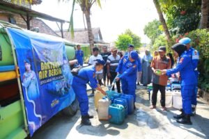 Polisi Peduli, Ditpolairud Polda Jatim Droping Air Bersih untuk Warga Mantup Lamongan.