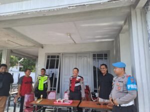 Kedatangan Kotak Suara Pilkada 2024, Polisi Perkuat Pengamanan di Gudang KPUD Lumajang.