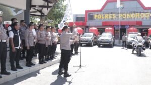 Serentak, Polres Ponorogo Droping Air Bersih dan Beri Bantuan Tandon di 18 Wilayah.