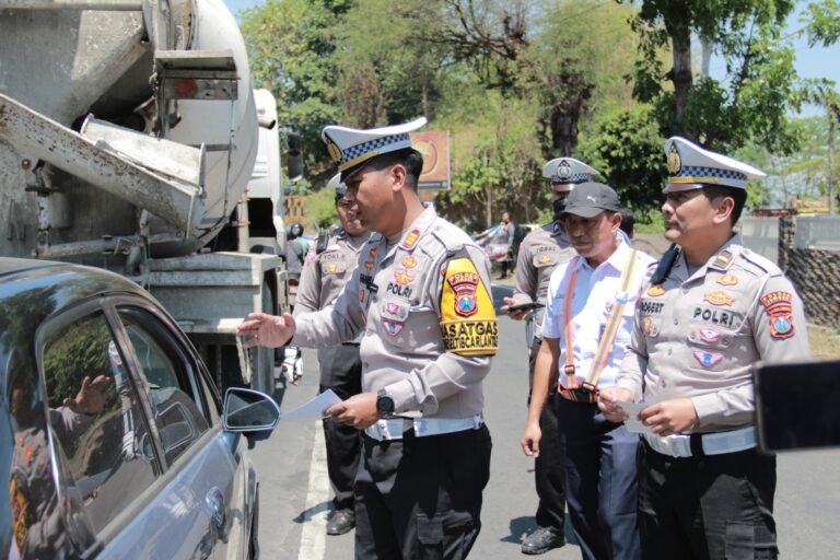 Polisi Bersama PT KAI Daop 9 Jember Gencar Sosialisasikan Keselamatan di Perlintasan Sebidang.