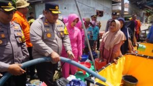 Polres Pamekasan Kembali Droping Air Bersih Untuk Warga di Dua Kecamatan.