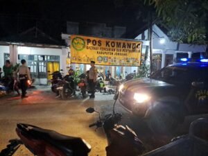 Polisi Bersama Tim SAR Berhasil Temukan Korban yang Menceburkan Diri di Sungai Brantas.