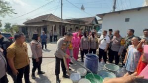 Polres Pasuruan Distribusikan Bantuan Air Bersih untuk Warga Terdampak Kemarau Panjang.