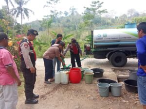 Polres Jember Kembali Salurkan Bantuan Air Bersih ke Desa Andongrejo.