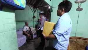 Hari Lalu lintas Bhayangkara ke – 69 , Polres Batu Salurkan Bantuan Sosial untuk Warga Kurang Mampu.