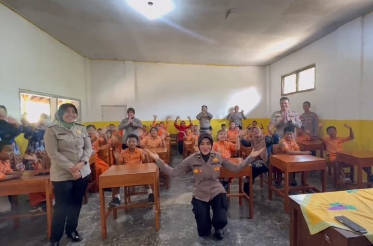 Peduli Pendidikan, Polwan Diktukba Polri Angkatan I Tahun 2003 Gelar Baksos di SDN 3 Tegalsari Ambulu Jember.