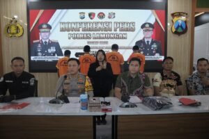 Polres Lamongan Berhasil Ungkap 2 Kasus Curas dan 1 Kasus Kekerasan, Tersangka Diamankan.