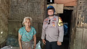 Polisi Peduli, Pak Bhabin Berbagi Sembako untuk Warga Kurang Mampu di Bondowoso.