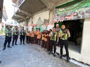 Satlantas Polres Gresik Gelar “Jumat Berkah” di Ponpes Roudlotul Hikmah