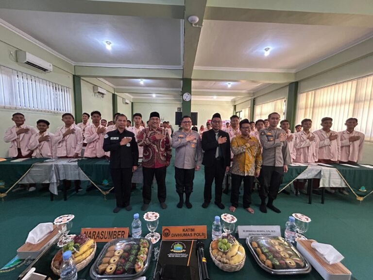 Divisi Humas Polri Gelar Sosialisasi Bahaya Radikalisme di Ponpes Bumi Sholawat Sidoarjo.