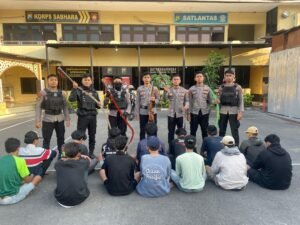 Harkamtibmas Polres Pelabuhan Tanjungperak Amankan 14 Anggota Komplotan Gangster di Tambak Wedi.