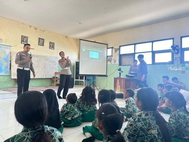 Ops Zebra Semeru 2024, Polresta Sidoarjo Beri Edukasi Pelajar dan Bansos untuk Warga Kepetingan.