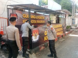 Polisi Siagakan Personel 24 Jam Pengamanan Gudang Logistik KPU Kota Madiun.