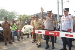 Pj Bupati Apresiasi Polres Mojokerto Bangun Pos Jaga dan Palang Pintu JPL Kereta Api.