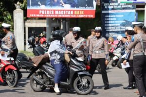 Aksi Humanis Polres Magetan di Operasi Zebra Semeru 2024, Berbagi Coklat Hingga Bunga untuk Pengendara.