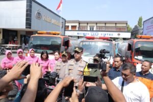 HKGB ke 72 Bhayangkari Polres Lamongan Dropping 107.000 Liter Bantuan Air Bersih.