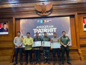 Tiga Pilar Desa Sombo di Magetan Raih Anugerah Patriot Jawi Wetan II 2024 Kategori Harkamtibmas.
