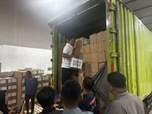 Polisi Kawal Ketat Kedatangan Surat Suara Pilkada Serentak 2024 di Jember.