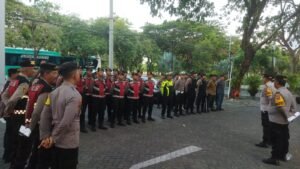 Polresta Banyuwangi Kerahkan Puluhan Personel Amankan Debat Perdana Pilkada 2024.