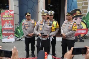 Polda Jatim Siagakan 100 Personel Gabungan di Bundaran Waru, Malam Pergantian Tahun Berjalan Lancar