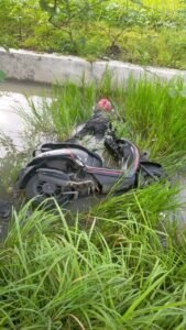 Diduga Mengantuk Pengendara Sepeda Motor Terjerumus ke Sungai,Korban Warga Tanggulangin Sidoarjo 