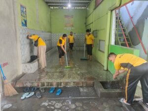 Polres Mojokerto Kota Terjunkan Puluhan Personil Gelar Bakti Sosial Bersihkan Masjid Sambut Ramadhan 2025