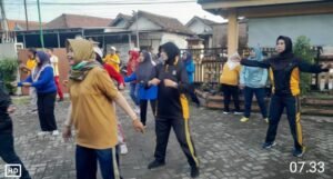 Polwan Polsek Krian Jalin Kebersamaan Lewat Senam Sehat Bersama Warga