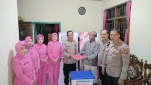 Kapolsek Krian Anjangsana ke Rumah Anggota Sakit dalam Rangka HUT Bhayangkara ke-79