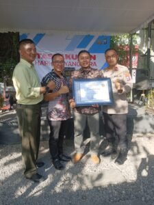Kapolsek Krian Beri Piagam Penghargaan Kades Sidomojo, Layanan Kamtibmas 24 Jam Non Stop