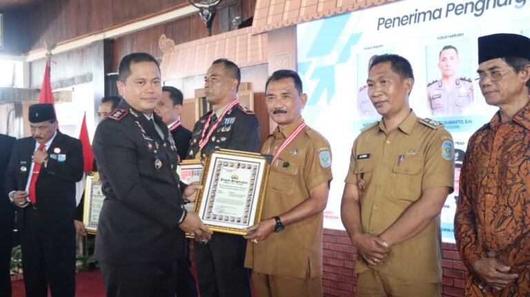 Kapolres Nganjuk Beri Penghargaan dan Hadiah Umroh dalam Tasyakuran Hari Bhayangkara ke-79