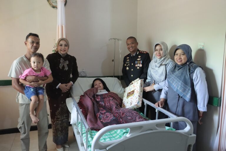 Kapolres Mojokerto Berikan Tali Asih kepada Bayi Lahir di Hari Bhayangkara ke-79