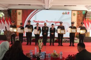 9 Polisi Berprestasi Dapat Penghargaan dari Bupati Mojokerto di Hari Bhayangkara ke-79