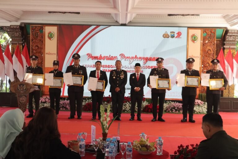 9 Polisi Berprestasi Dapat Penghargaan dari Bupati Mojokerto di Hari Bhayangkara ke-79