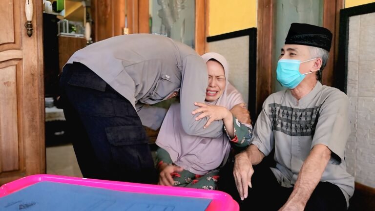 Penuh Haru, Anjangsana SPN Polda Jatim ke Para Purnawirawan di Hari Bhayangkara ke -79