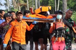 Tim SAR Gabungan Evakuasi 27 Penumpang Korban KMP Tunu Pratama Jaya  Tenggelam Di Perairan Selat Bali