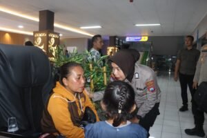 Beri Trauma Healing, Polwan Polresta Banyuwangi Dampingi Korban Selamat KMP Tunu Pratama Jaya