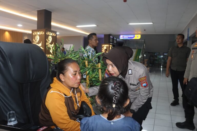 Beri Trauma Healing, Polwan Polresta Banyuwangi Dampingi Korban Selamat KMP Tunu Pratama Jaya