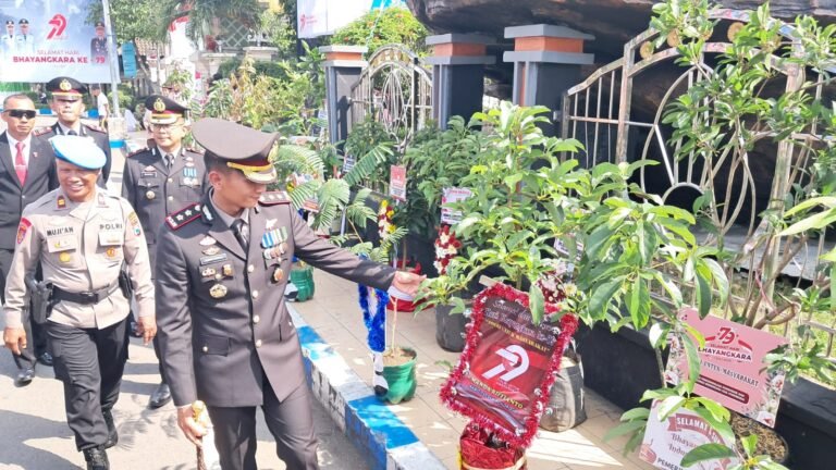 Dukung Ketahanan Pangan Ratusan Bibit Tanaman Produktif Jadi Ucapan Selamat Hari Bhayangkara ke -79 di Ponorogo