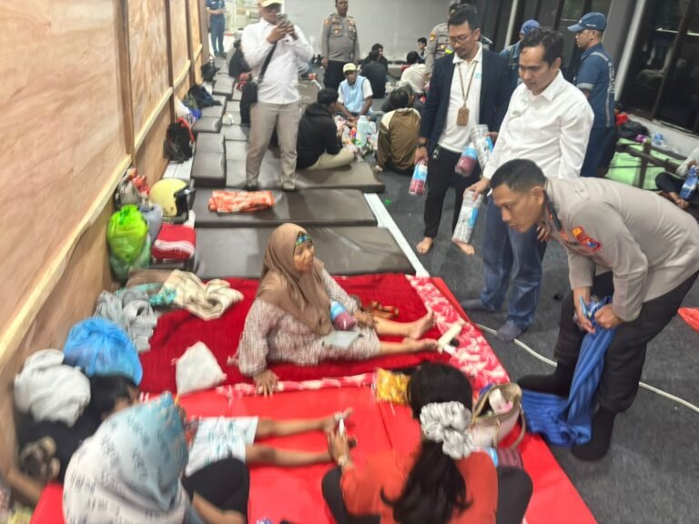 Polresta Banyuwangi dan ASDP Beri Puluhan Selimut dan Matras di Posko Ketapang untuk Keluarga Korban KMP Tunu Pratama